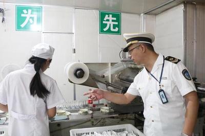 百官街道人大工委开展食品安全专项督查活动